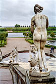 San Pietroburgo - Reggia di Peterhof, statua della cascata della Collina Dorata. 